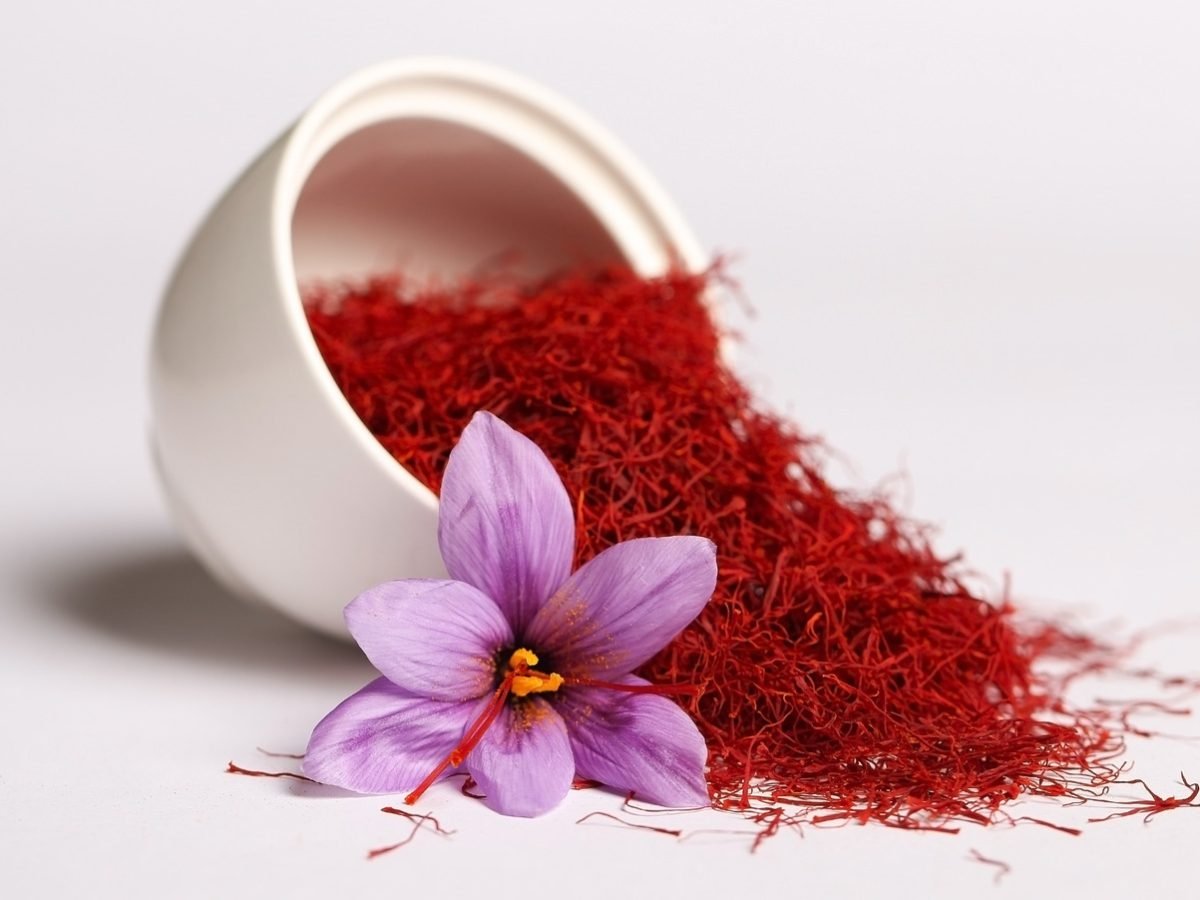Saffron,Flower,And,White,Bowl